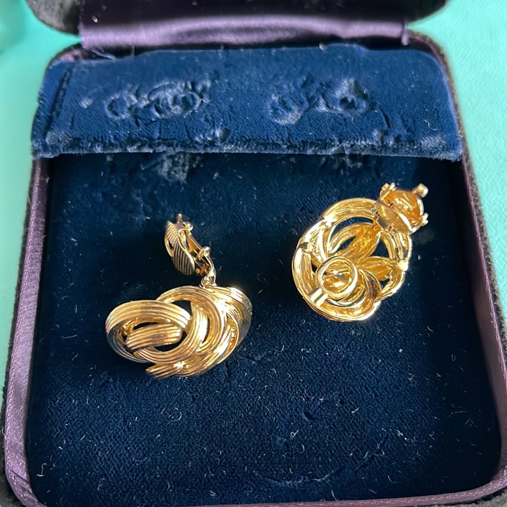 Tiffany & Co 18 Knot Clip Earrings - Picture 12 of 16